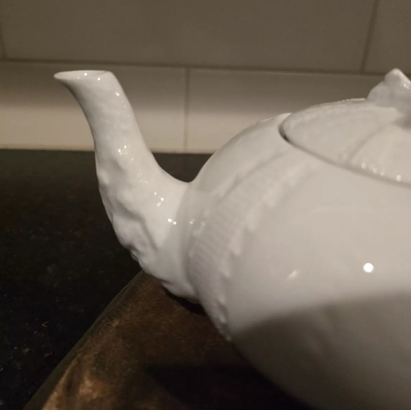Vintage paris royal solid white teapot with coral shaped handle and lid - Picture 4 of 10